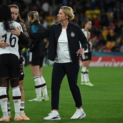 Die deutschen Nationalspielerinnen Nicole Anyomi und Sara Däbritz nach dem WM-Aus gegen Südkorea neben Bundestrainerin Martina Voss-Tecklenburg.