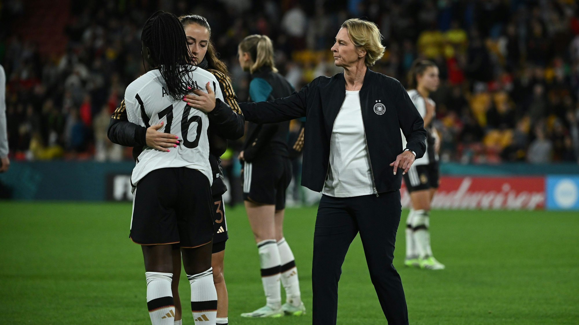 Die deutschen Nationalspielerinnen Nicole Anyomi und Sara Däbritz nach dem WM-Aus gegen Südkorea neben Bundestrainerin Martina Voss-Tecklenburg.