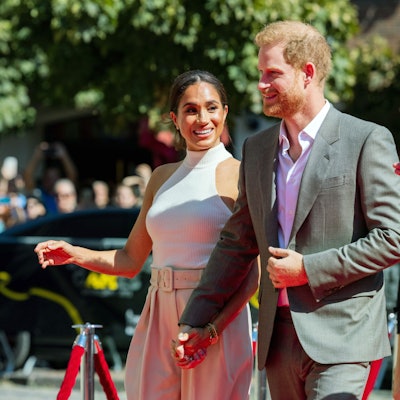 Der britische Prinz Harry, Herzog von Sussex, und seine Frau Meghan, Herzogin von Sussex, kommen am Rathaus an.