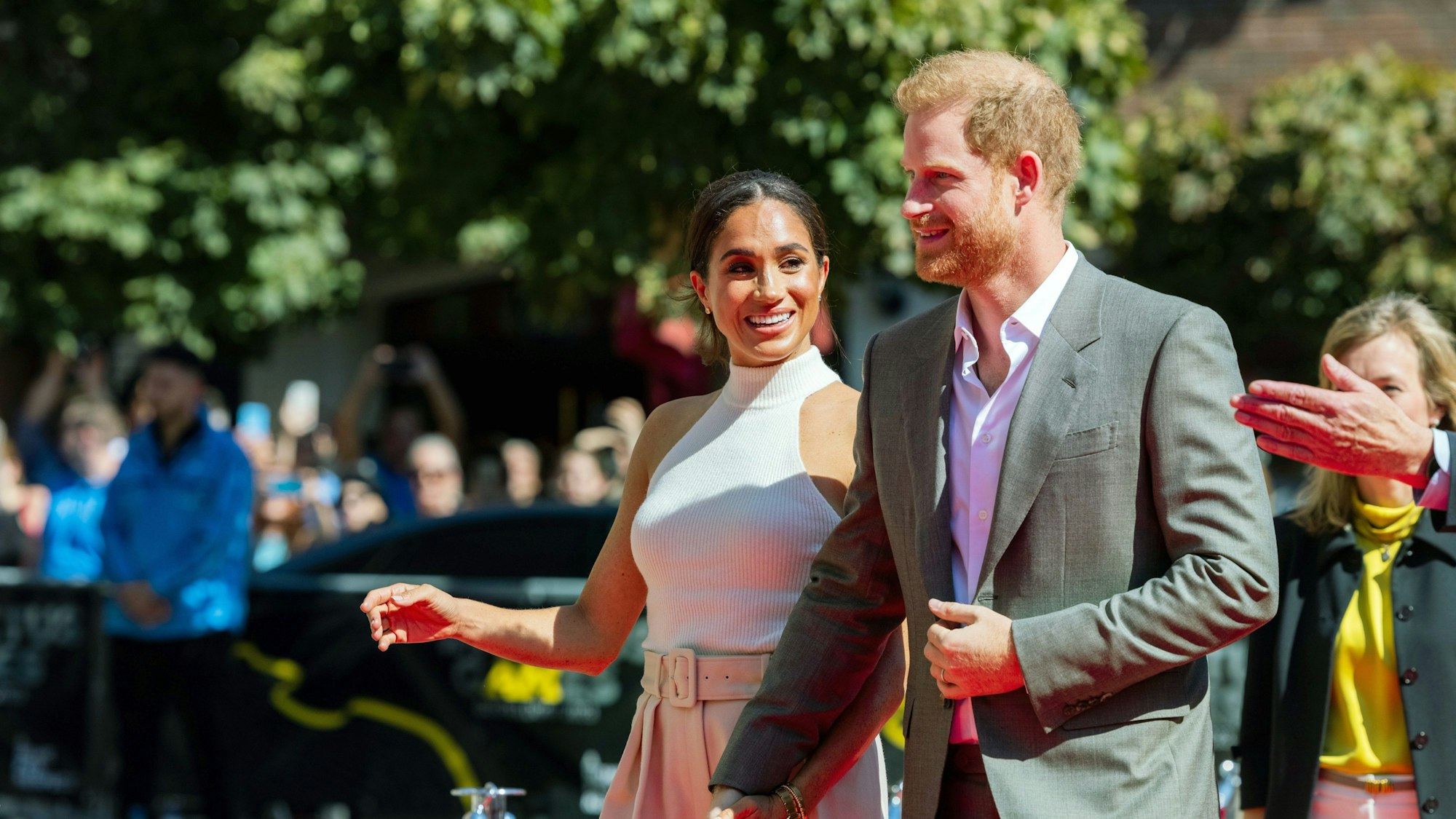 Der britische Prinz Harry, Herzog von Sussex, und seine Frau Meghan, Herzogin von Sussex, kommen am Rathaus an.