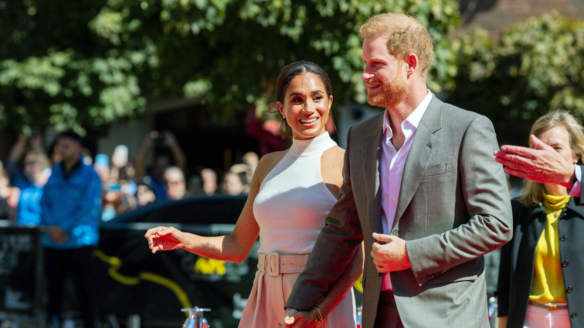 Der britische Prinz Harry, Herzog von Sussex, und seine Frau Meghan, Herzogin von Sussex, kommen 2022 am Düsseldorf Rathaus an.