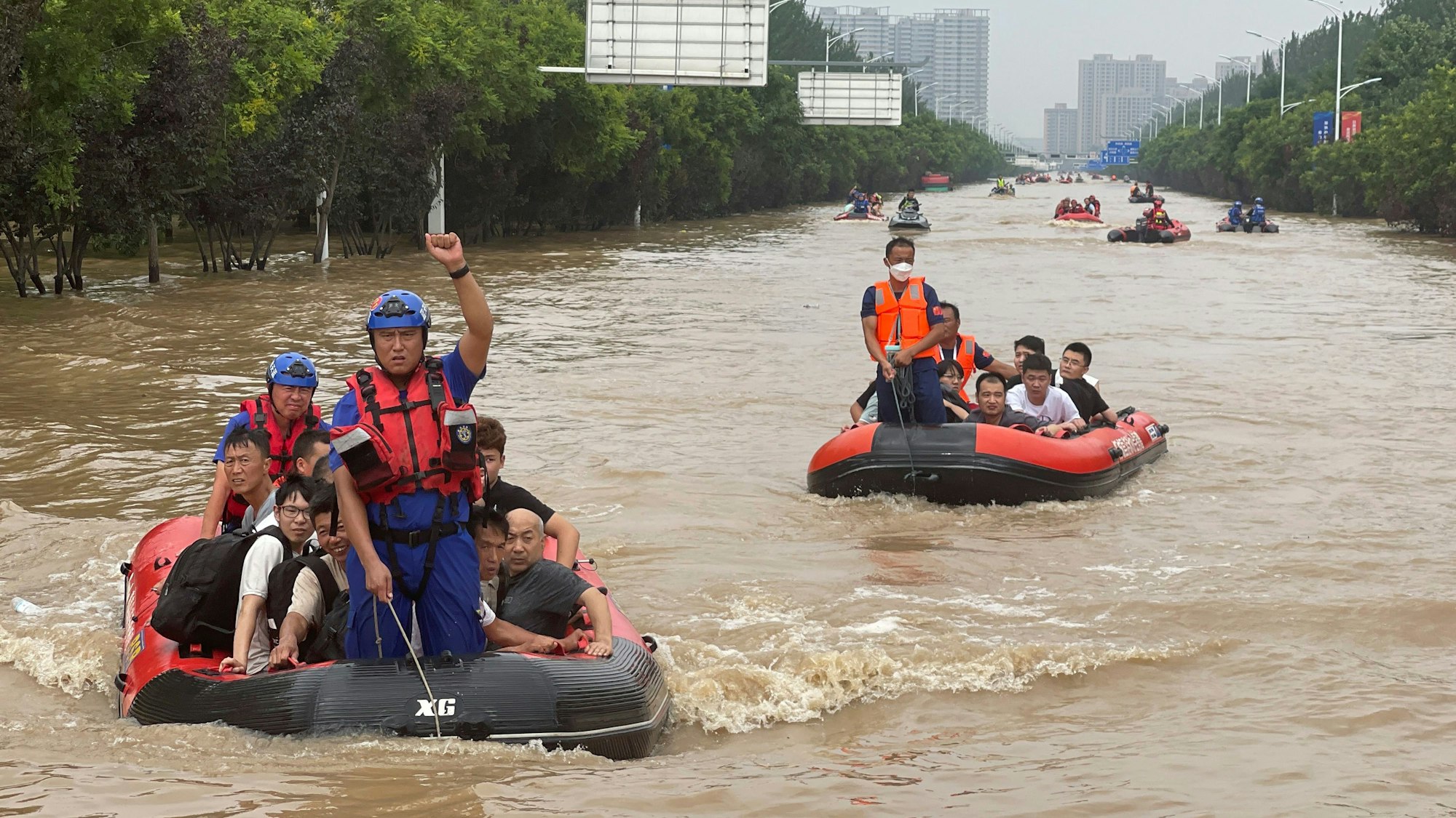 China, Zhuozhou: Einwohner werden mit Schlauchbooten durch das Hochwasser evakuiert.