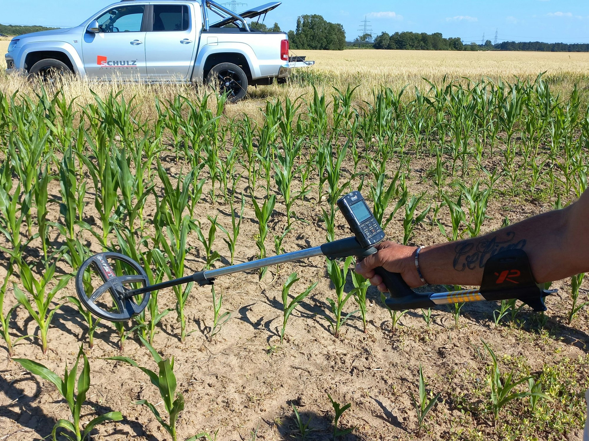 Mit diesem Metallsuchgerät fanden Niki Mancuso und Werner Seidel den Karnevalsorden von 1886 der KG Greesberger auf einem Feld in Köln-Roggendorf.