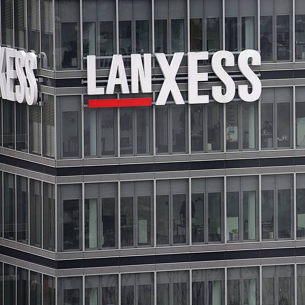 Blick auf die Zentrale des Chemiekonzerns Lanxess in Köln: Der Schriftzug Lanxess hängt auf der Glasfassade.