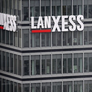 Blick auf die Zentrale des Chemiekonzerns Lanxess in Köln: Der Schriftzug Lanxess hängt auf der Glasfassade.