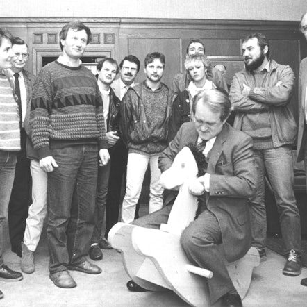 Der NRW-Ministerpräsident und spätere Bundespräsident Johannes Rau auf dem Neustädter Schaukelpferd in der Staatskanzlei.