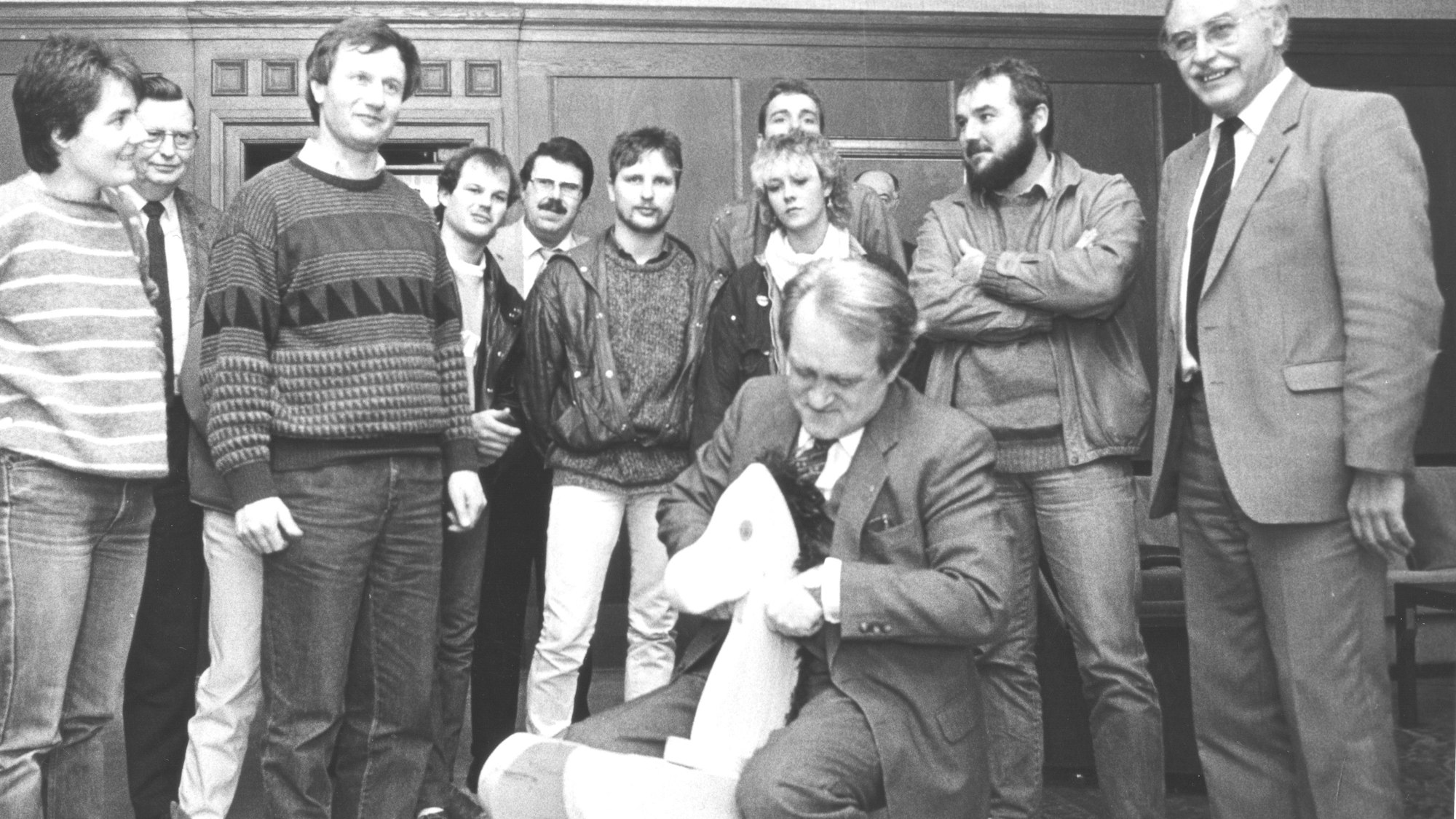 Der NRW-Ministerpräsident und spätere Bundespräsident Johannes Rau auf dem Neustädter Schaukelpferd in der Staatskanzlei.