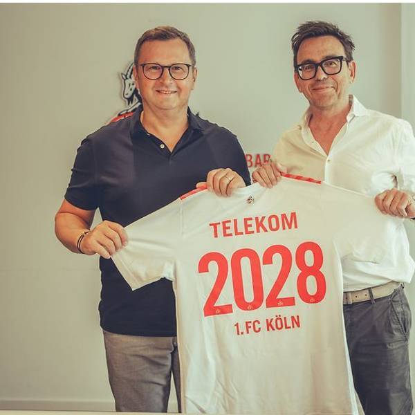 Klaus Werner (Telekom Geschäftsführer Finanzen, l.) und Markus Rejek (FC Geschäftsführer).