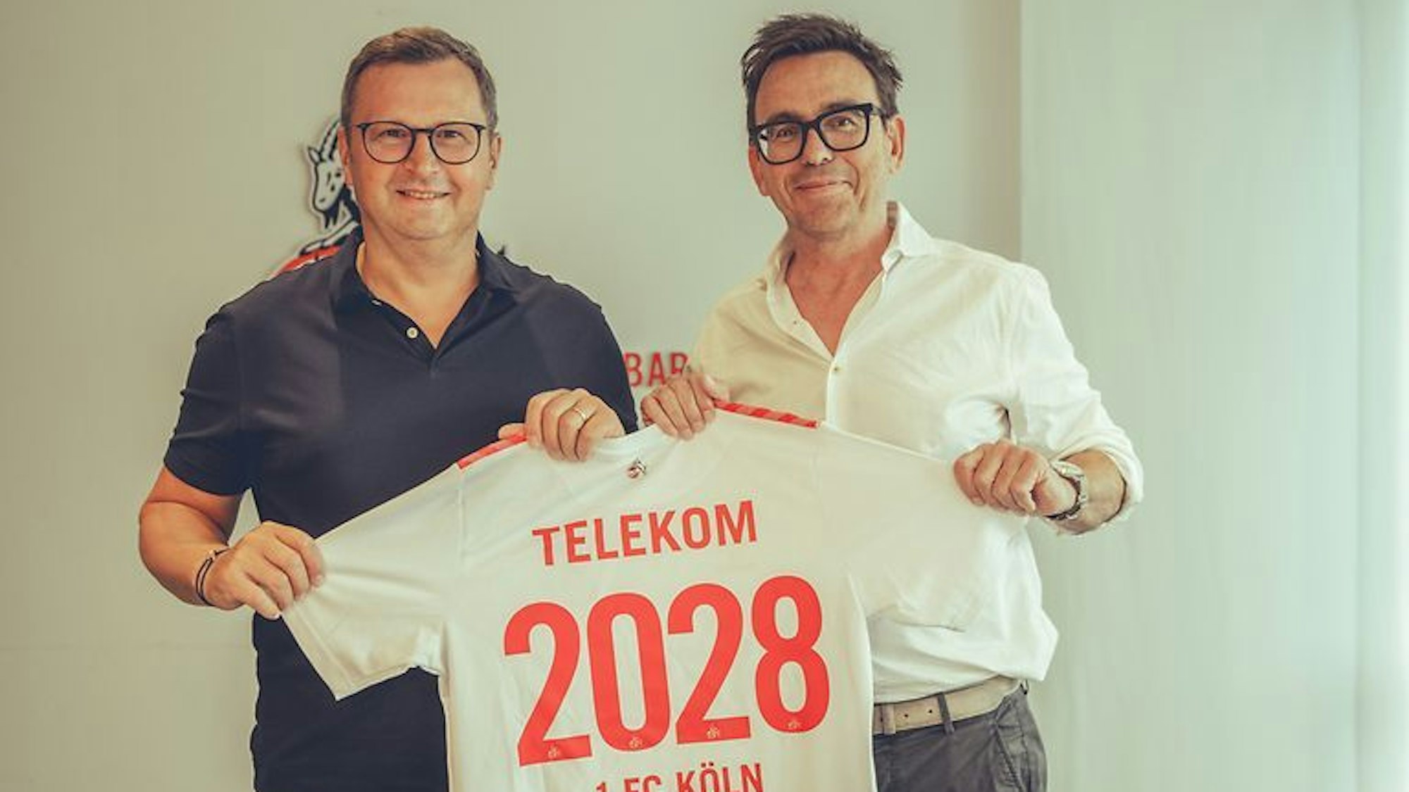 Klaus Werner (Telekom Geschäftsführer Finanzen, l.) und Markus Rejek (FC Geschäftsführer).