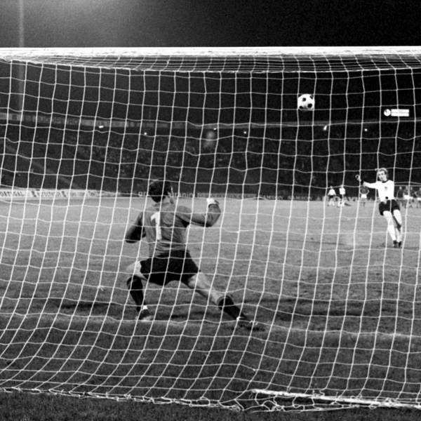 Auf dem Foto ist der verhängnisvolle Schuss im Elfmeter-Duell am 20. Juni 1976 in Belgrad im Europameisterschaftsfinale zwischen der deutschen Fußballnationalmannschaft und der CSSR zu sehen: Tschechoslowakei-Torhüter Ivo Viktor schaut gebannt zu, wie der deutsche Mittelfeldspieler Uli Hoeneß den Ball über die Latte schießt.