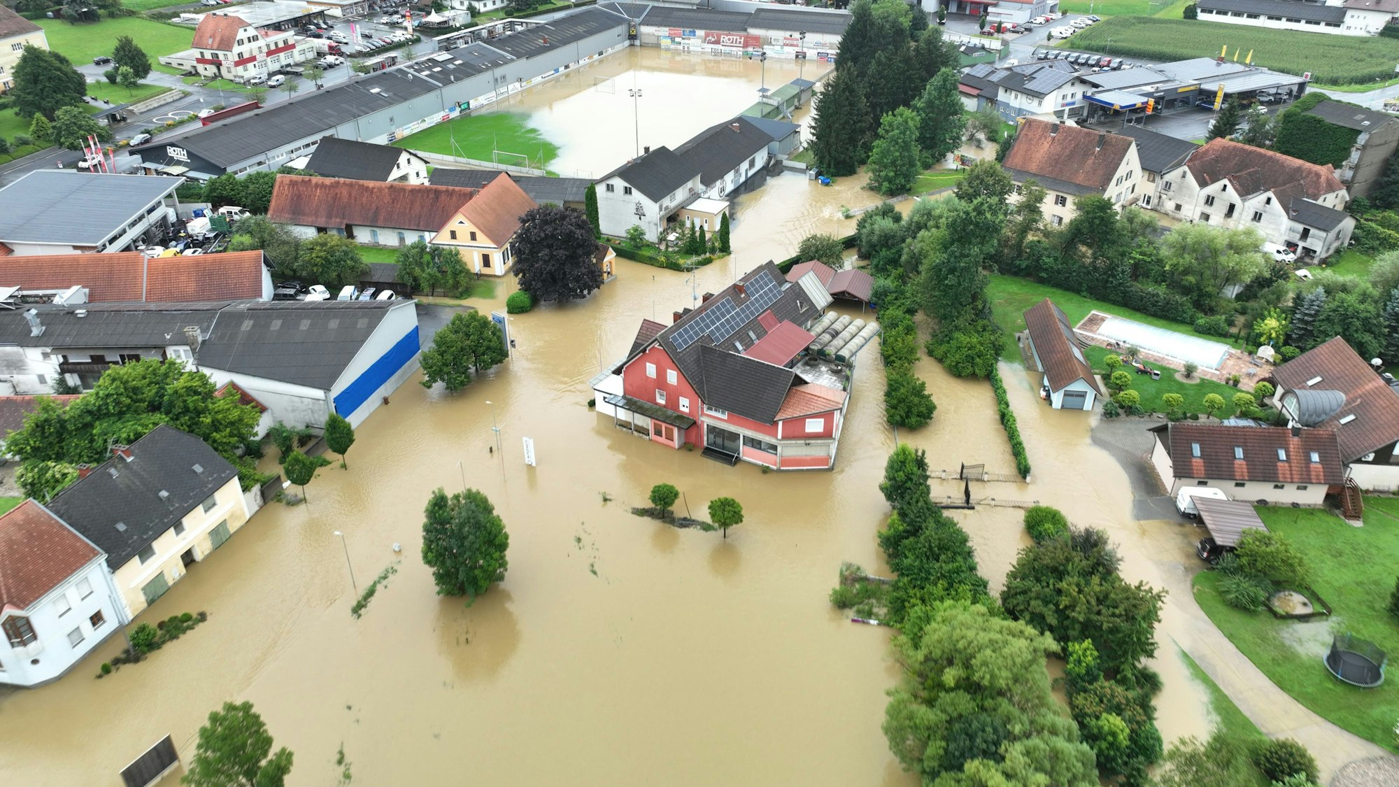 Flut in Österreich: Die Luftaufnahme zeigt das überflutete Wohngebiet im österreichischen Ort Gnas.