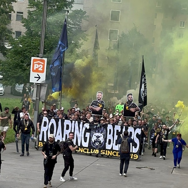 Fanmarsch von Counter-Strike-Fans in Richtung Lanxess- Arena.