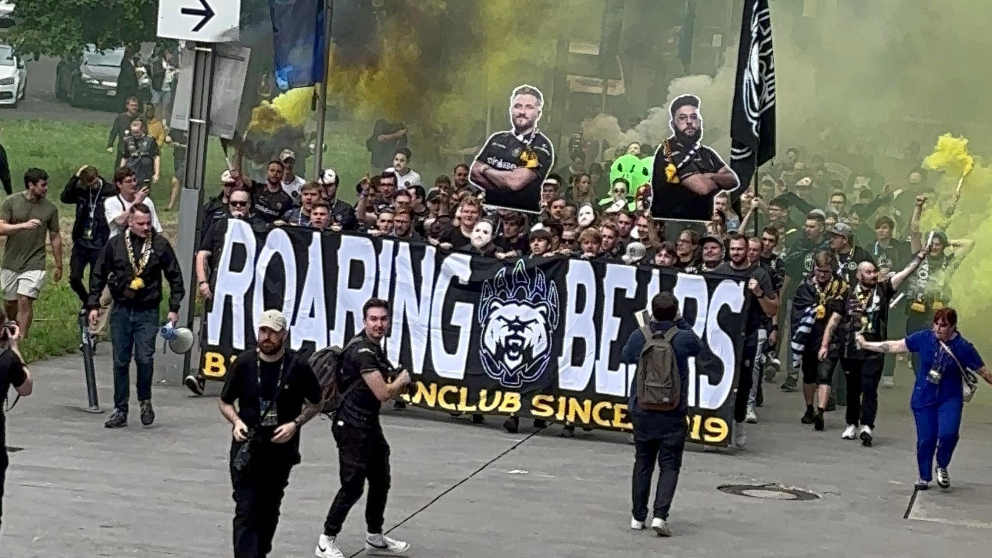 Fanmarsch von Counter-Strike-Fans in Richtung Lanxess- Arena.