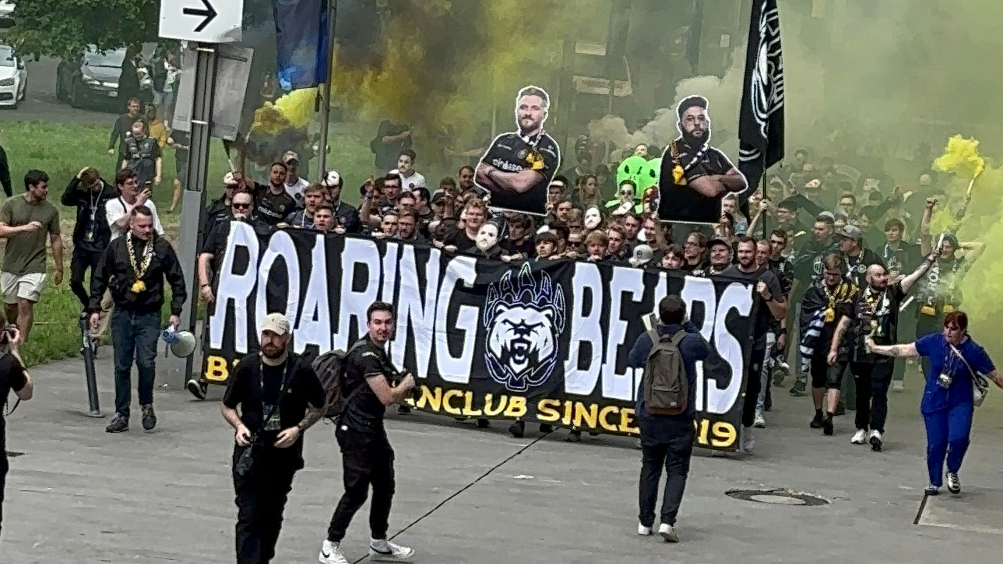 Fanmarsch von Counter-Strike-Fans in Richtung Lanxess- Arena.