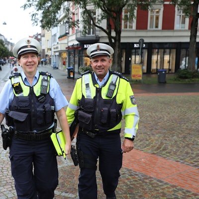 Zwei Bezirksbeamte der Polizei gehen durch die Bergisch Gladbacher Fußgängerzone.