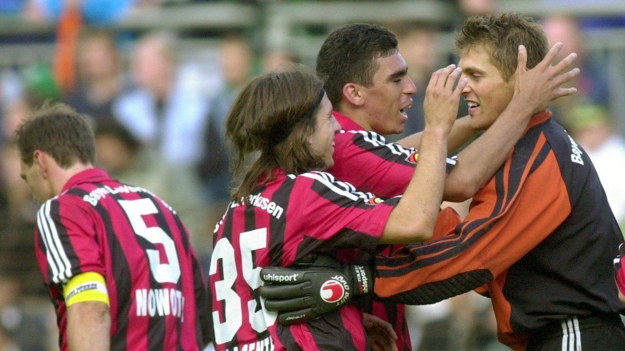 Das Foto zeigt den Torhüter Hans-Jörg Butt. Oft wurde der Keeper von Bayer Leverkusen von seinen Mitspielern gefeiert, weil er Elfmeter sicher verwandelte. Nach seinem Treffer gegen Schalke musste er allerdings den Ball aus dem eigenen Netz holen, weil er nicht schnell genug in sein Tor zurückgeeilt war.