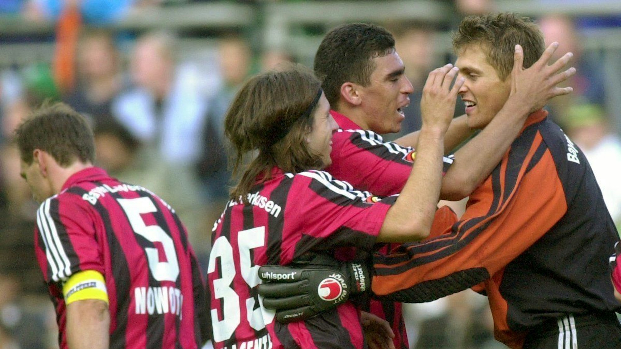 Das Foto zeigt den Torhüter Hans-Jörg Butt. Oft wurde der Keeper von Bayer Leverkusen von seinen Mitspielern gefeiert, weil er Elfmeter sicher verwandelte. Nach seinem Treffer gegen Schalke musste er allerdings den Ball aus dem eigenen Netz holen, weil er nicht schnell genug in sein Tor zurückgeeilt war.