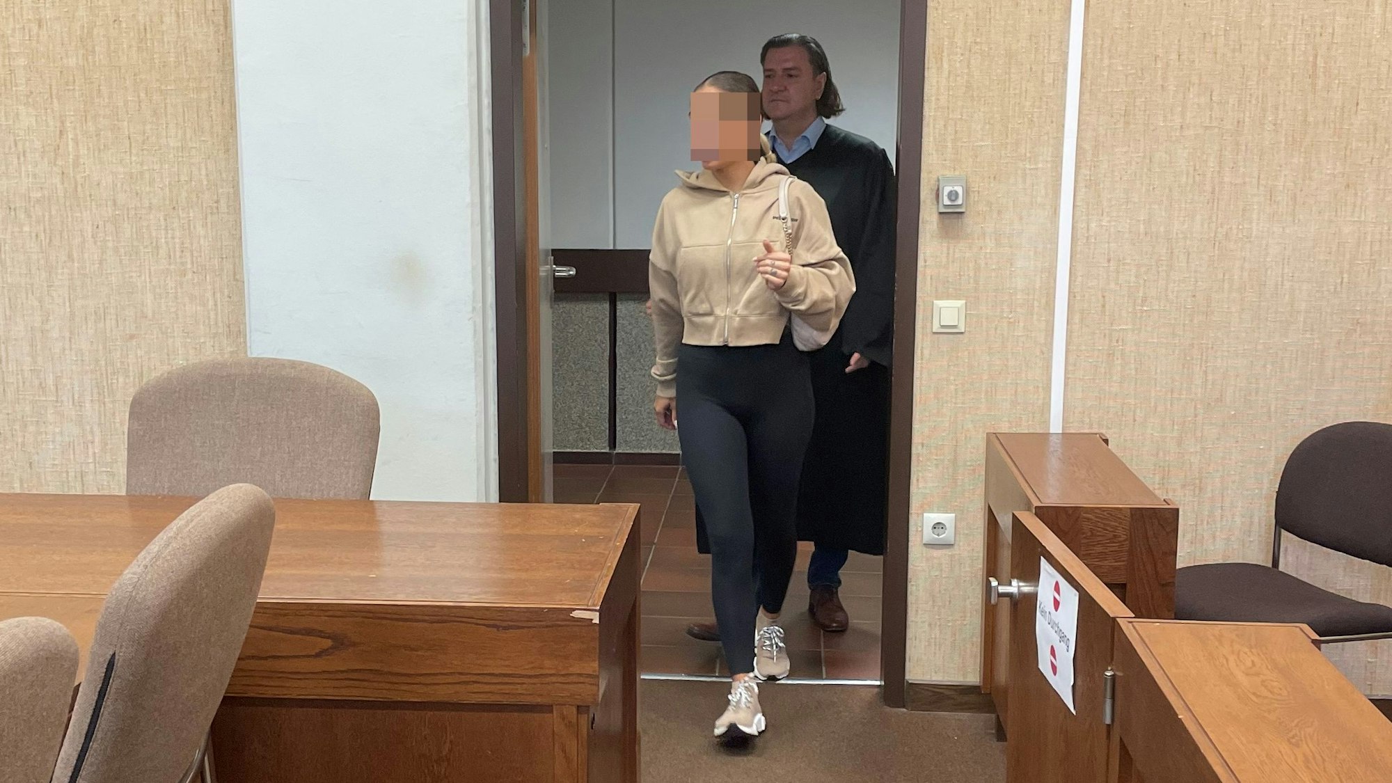 Die Angeklagte mit ihrem Verteidiger im Kölner Amtsgericht.