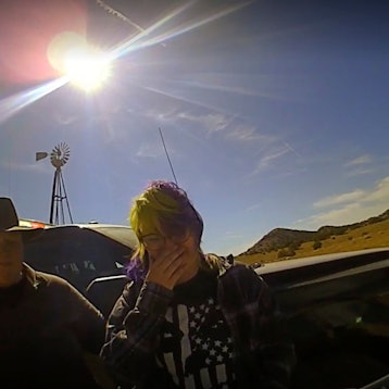 In diesem vom Büro des Santa Fe County Sheriffs zur Verfügung gestellten Screenshot sieht man Waffenmeisterin Hannah Gutierrez-Reed (r.).