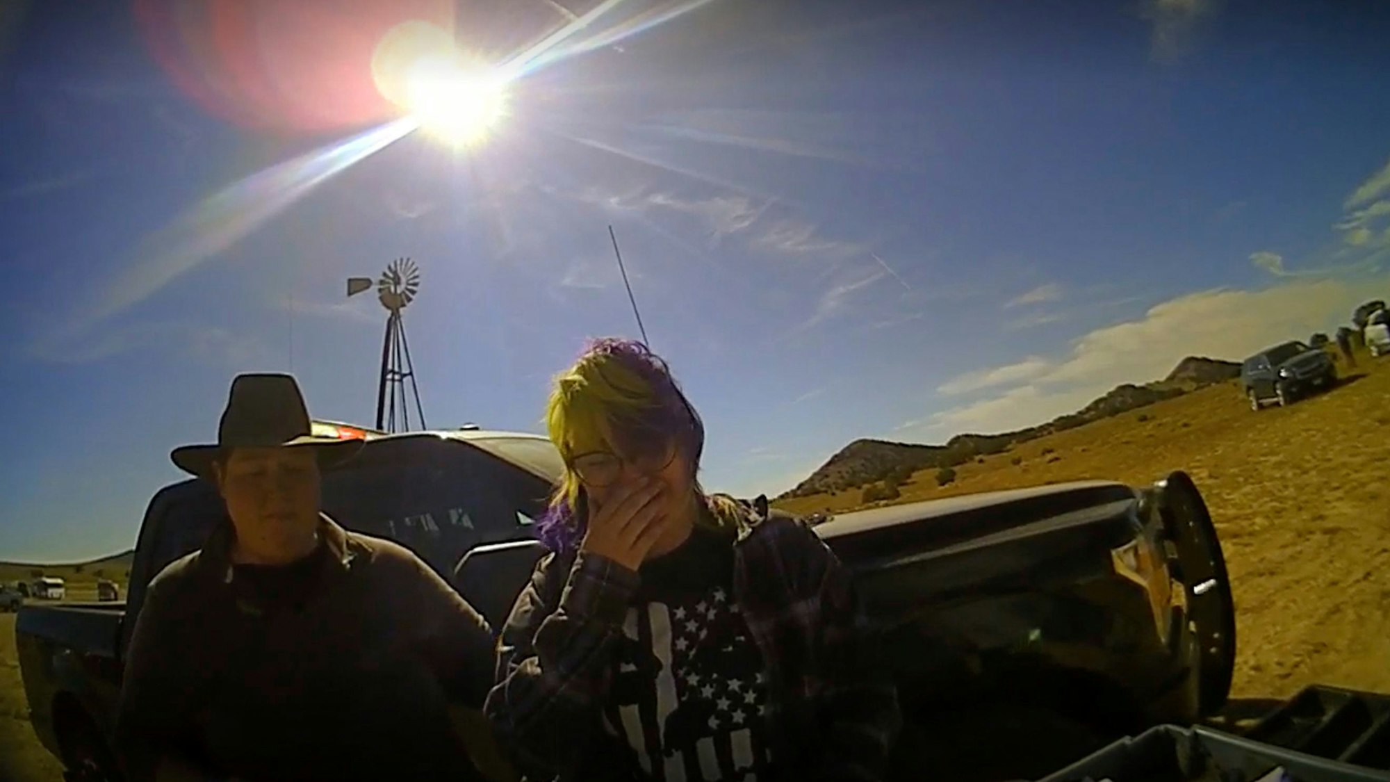 In diesem vom Büro des Santa Fe County Sheriffs zur Verfügung gestellten Screenshot sieht man Waffenmeisterin Hannah Gutierrez-Reed (r.).