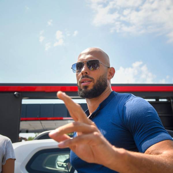 Der frühere Kickboxer und Influencer Andrew Tate ist mit seinem Bruder Tristan und zwei mutmaßlichen Komplizinnen aus dem Hausarrest entlassen worden. Alle Vier erwartet aber noch ein Gerichtsprozess.
