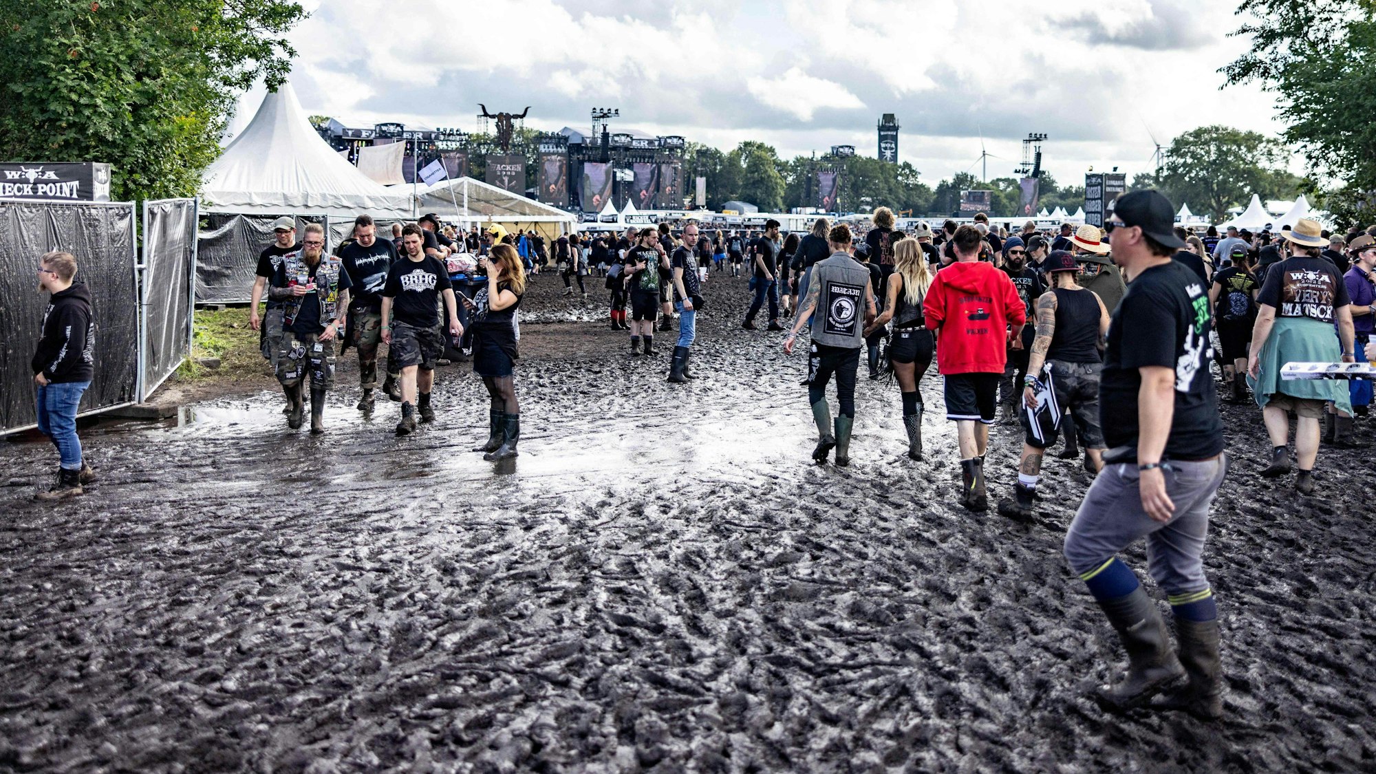 Wacken-Besucher mussten mit dem Schlamm kämpfen.