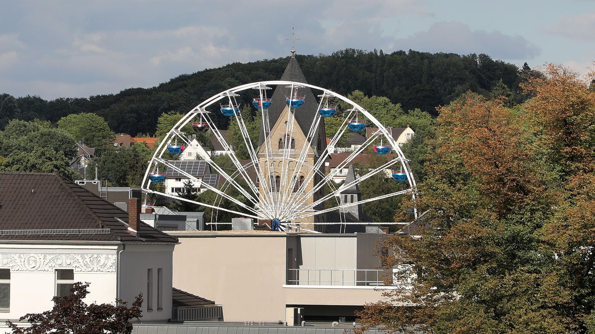 Ein Riesenrad steht in Bergisch Gladbach. Im Hintergrund sind Bäume zu sehen.