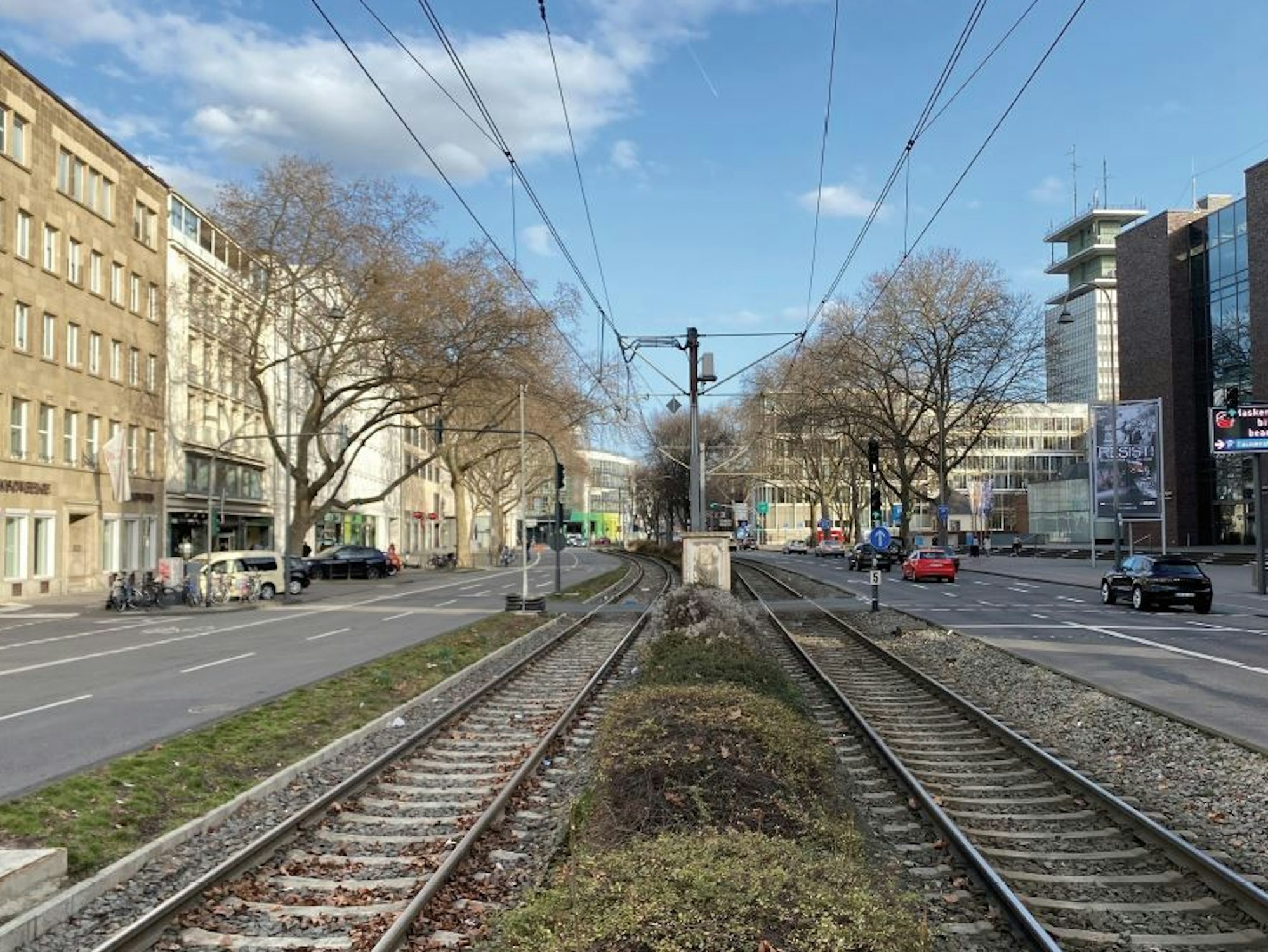 Blick auf die Cäcilienstraße mit KVB-Gleisen.