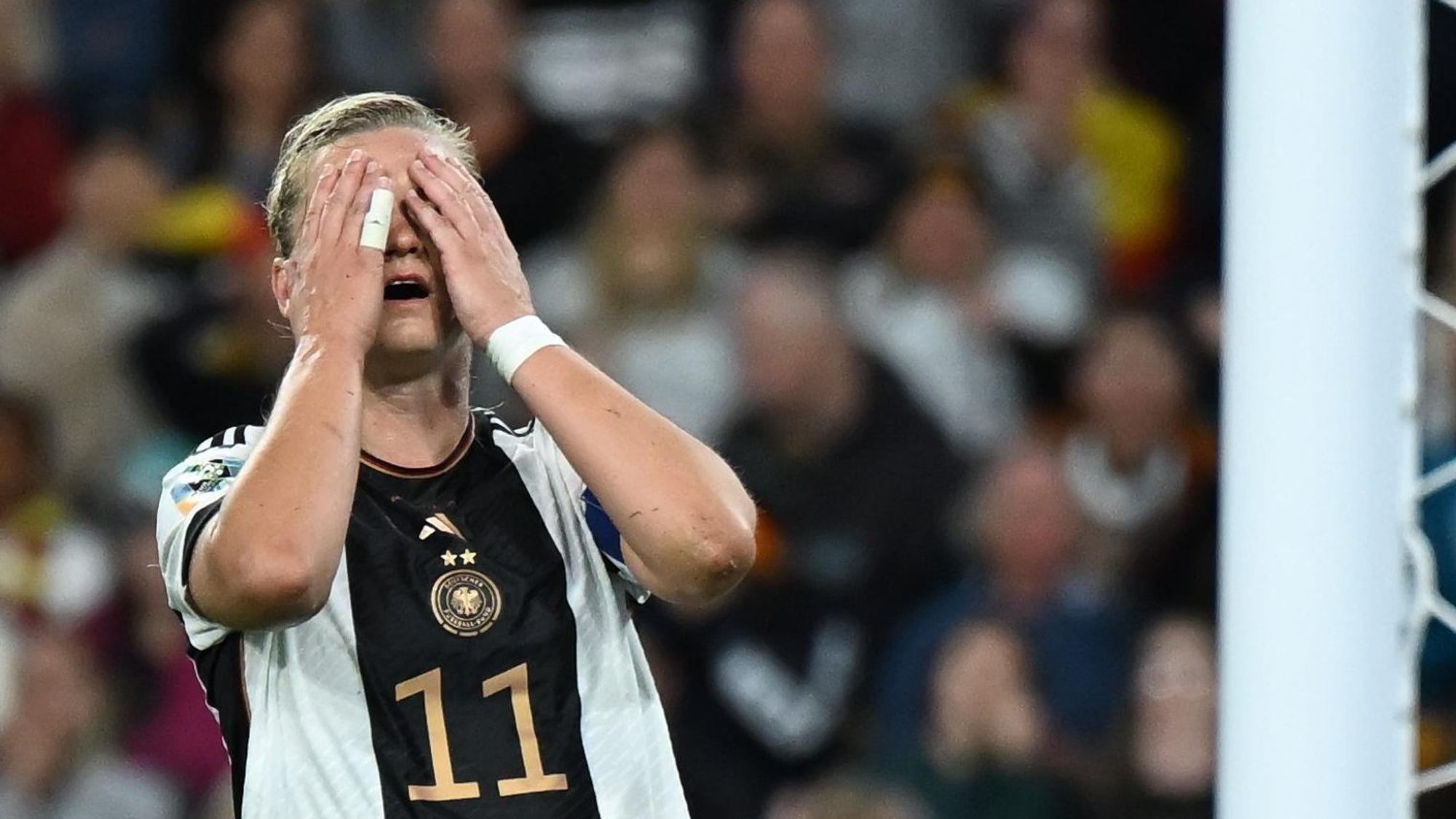 Alexandra Popp, Kapitänin der deutschen Fußball-Nationalelf, schlägt im letzten WM-Gruppenspiel gegen Südkorea die Hände vors Gesicht.