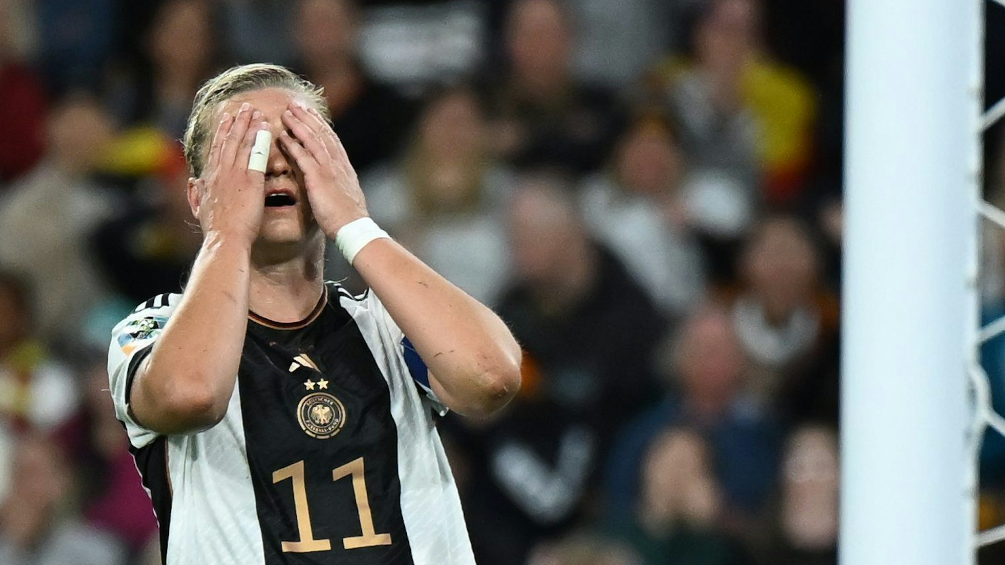 Alexandra Popp, Kapitänin der deutschen Fußball-Nationalelf, schlägt im letzten WM-Gruppenspiel gegen Südkorea die Hände vors Gesicht.