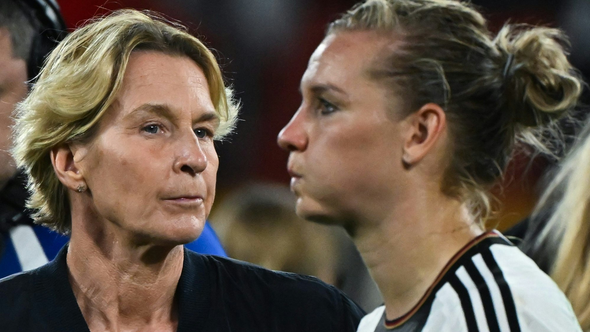 Bundestrainerin Martina Voss-Tecklenburg und Alexandra Popp wirken angeschlagen.