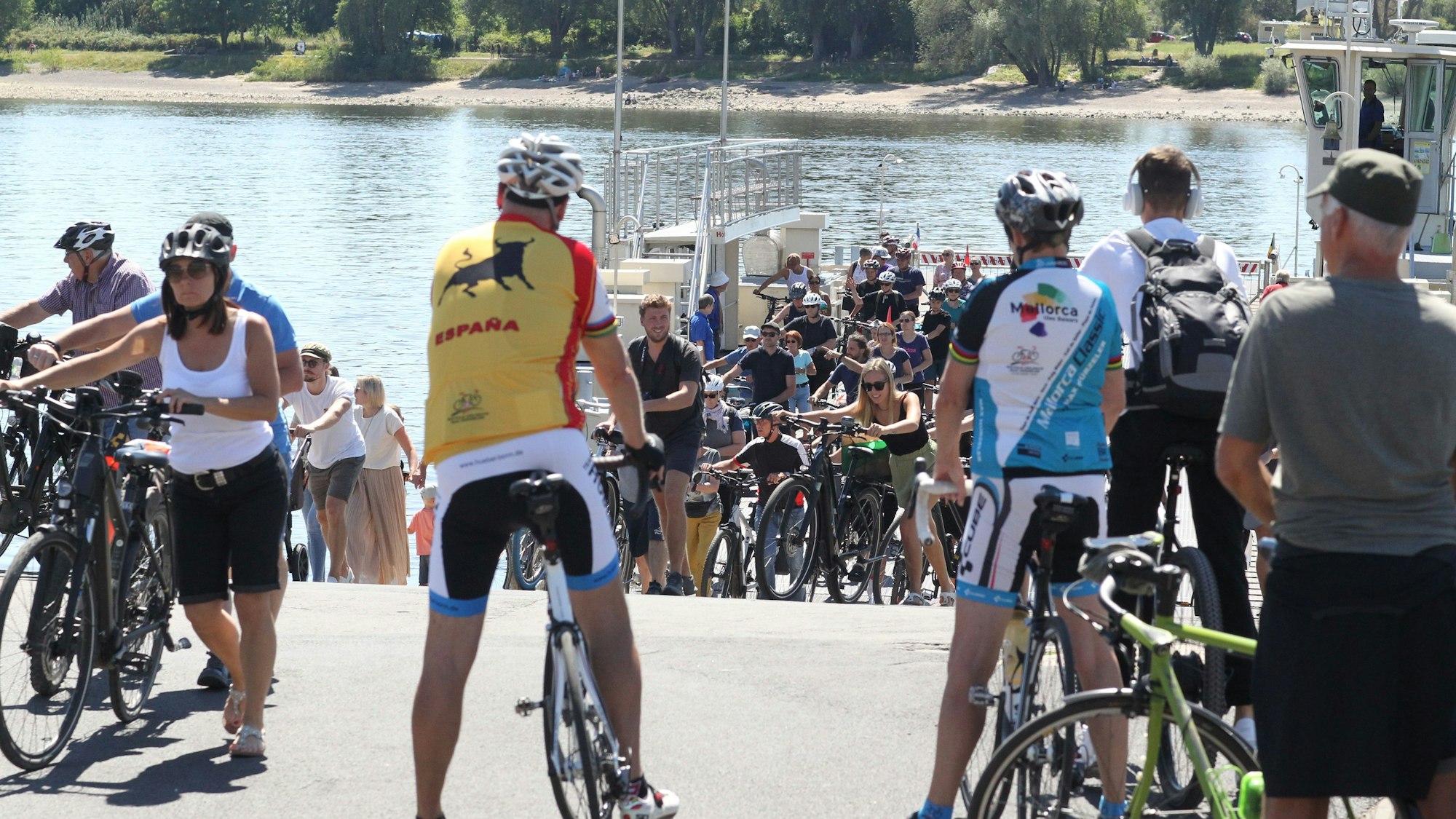 Radfahrer auf einer Fähre.