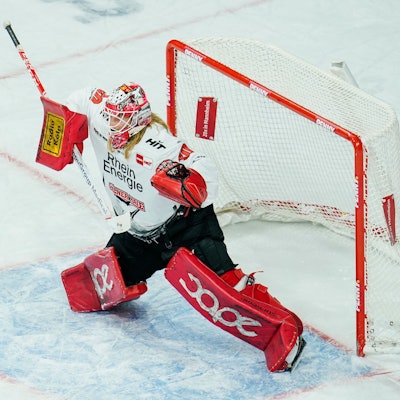 Kölns Torwart Mirko Pantkowski wehrt einen Torschuß ab. (Archivbild)