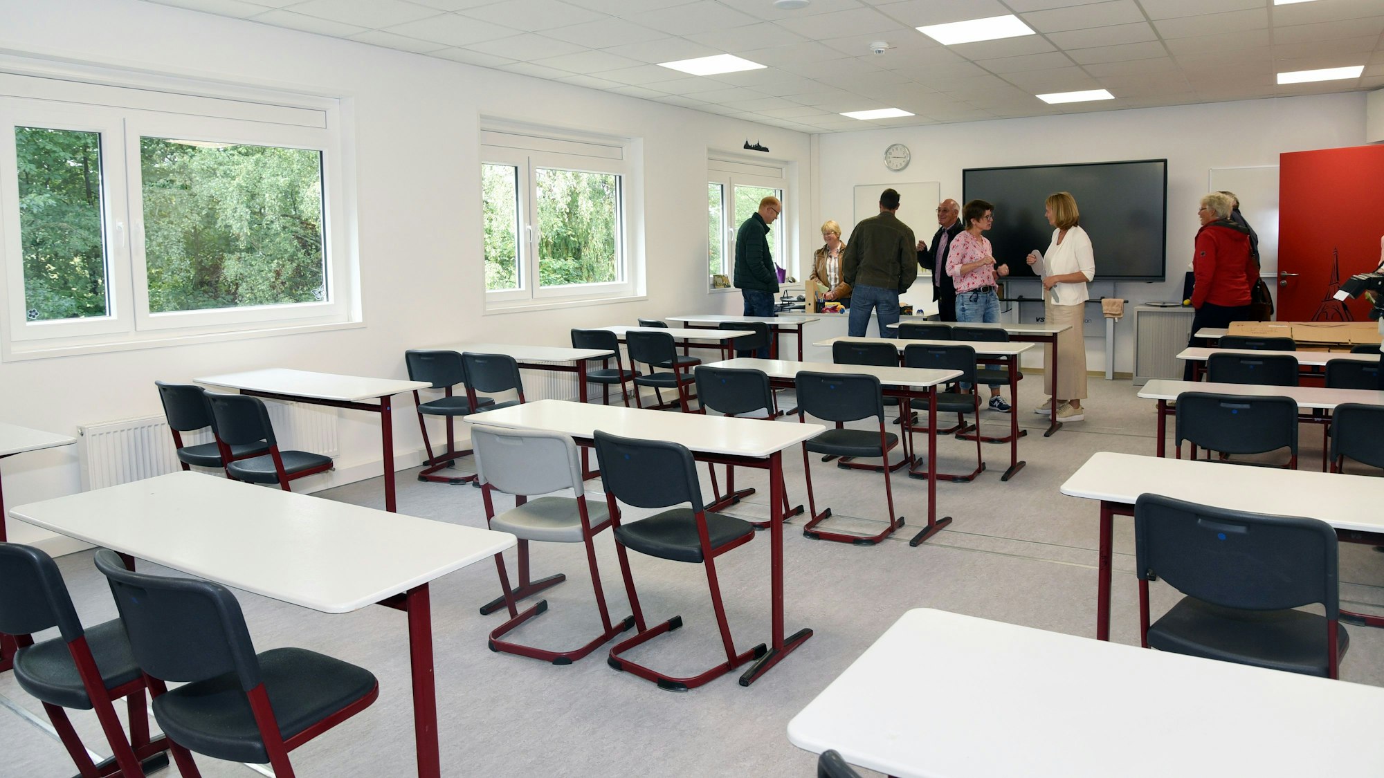 Innenansicht eines Containers, in dem sich ein Klassenzimmer befindet.