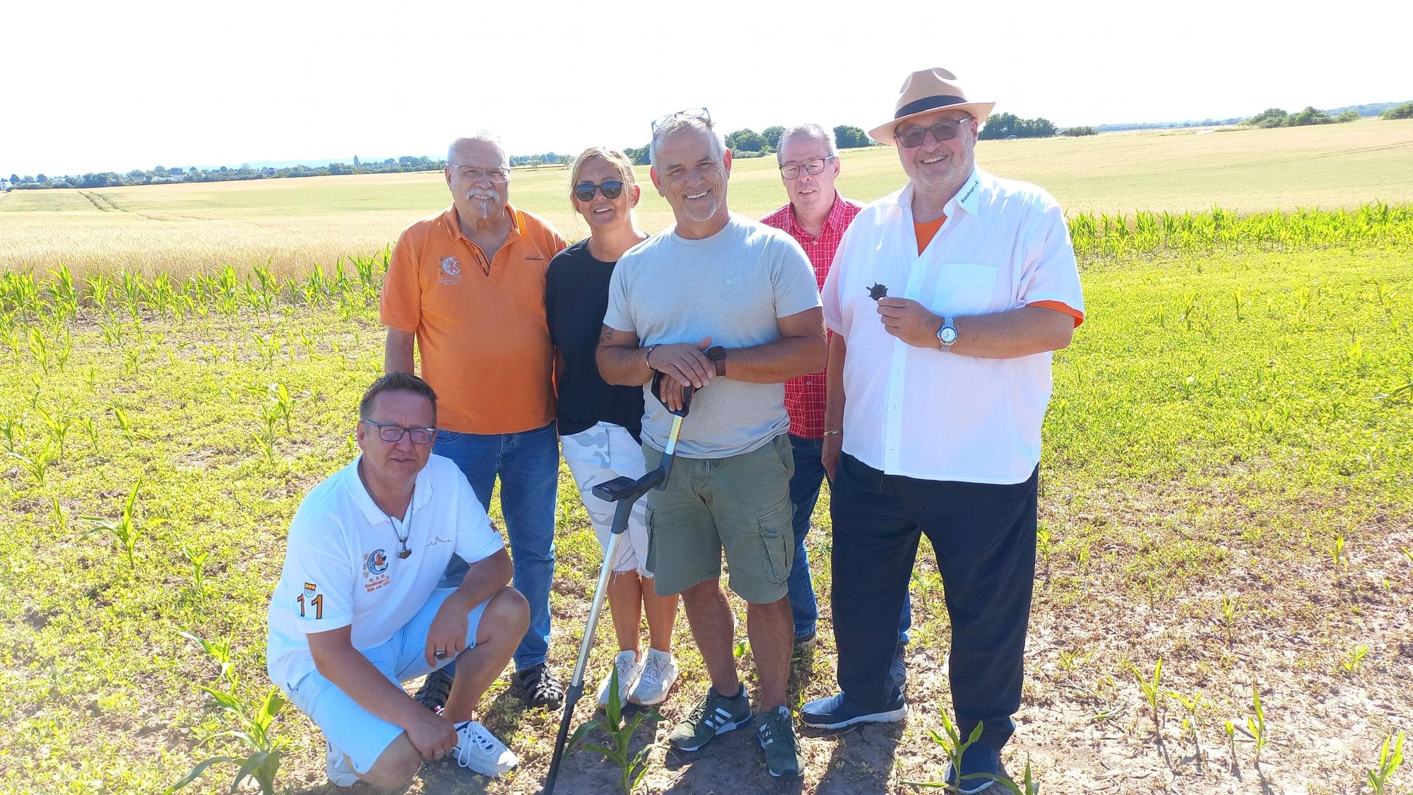 Fund eines Karnevalsordens von 1886 der KG Greesberger auf einem Feld in Köln-Roggendorf. Markus Otrzonsek, Georg Steinhausen, Niki Mancuso, Werner Seidel, Bert Jansen und Detlev Remsky (v.l.) mit dem Orden