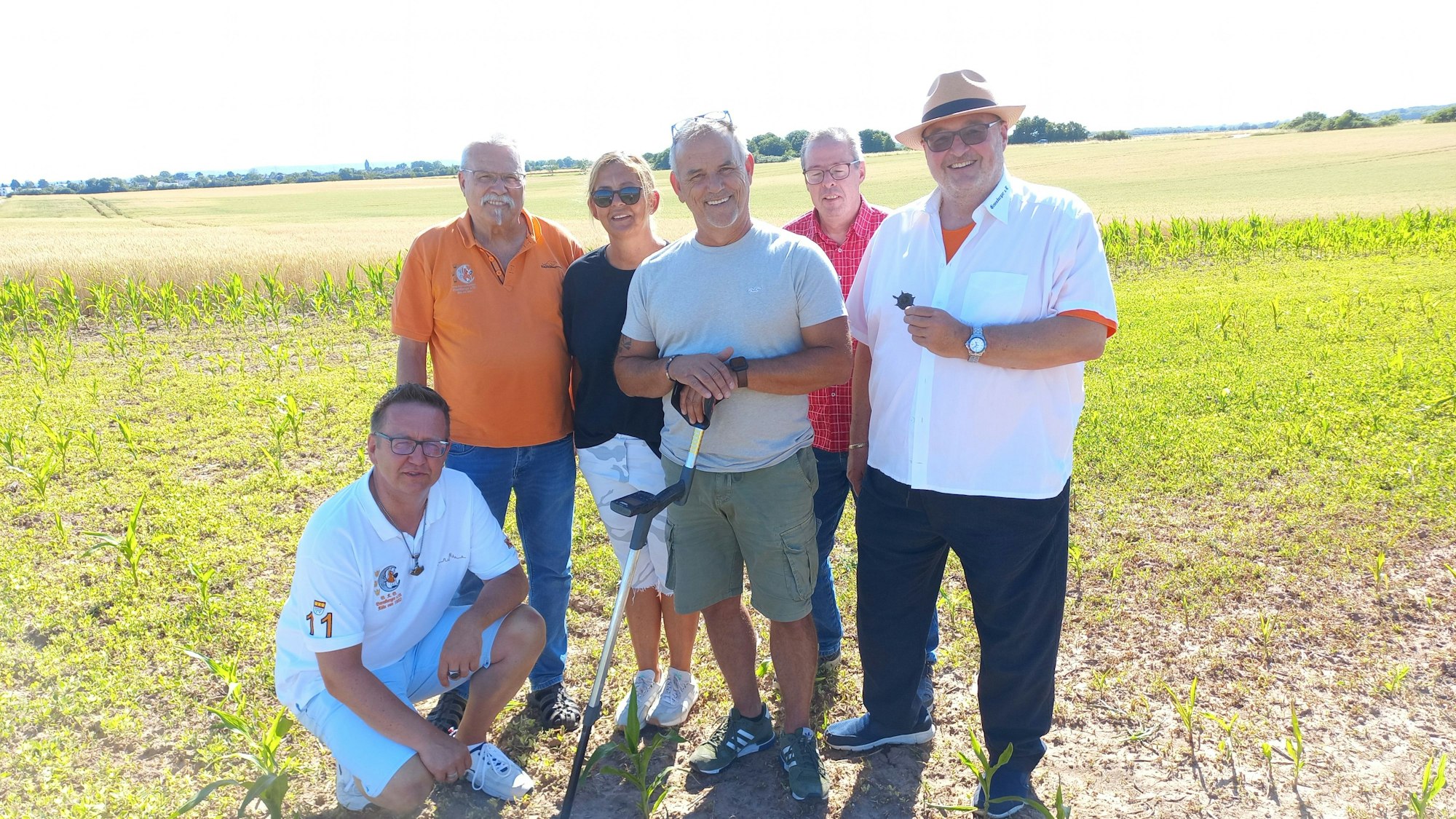 Fund eines Karnevalsordens von 1886 der KG Greesberger auf einem Feld in Köln-Roggendorf. Markus Otrzonsek, Georg Steinhausen, Niki Mancuso, Werner Seidel, Bert Jansen und Detlev Remsky (v.l.) mit dem Orden