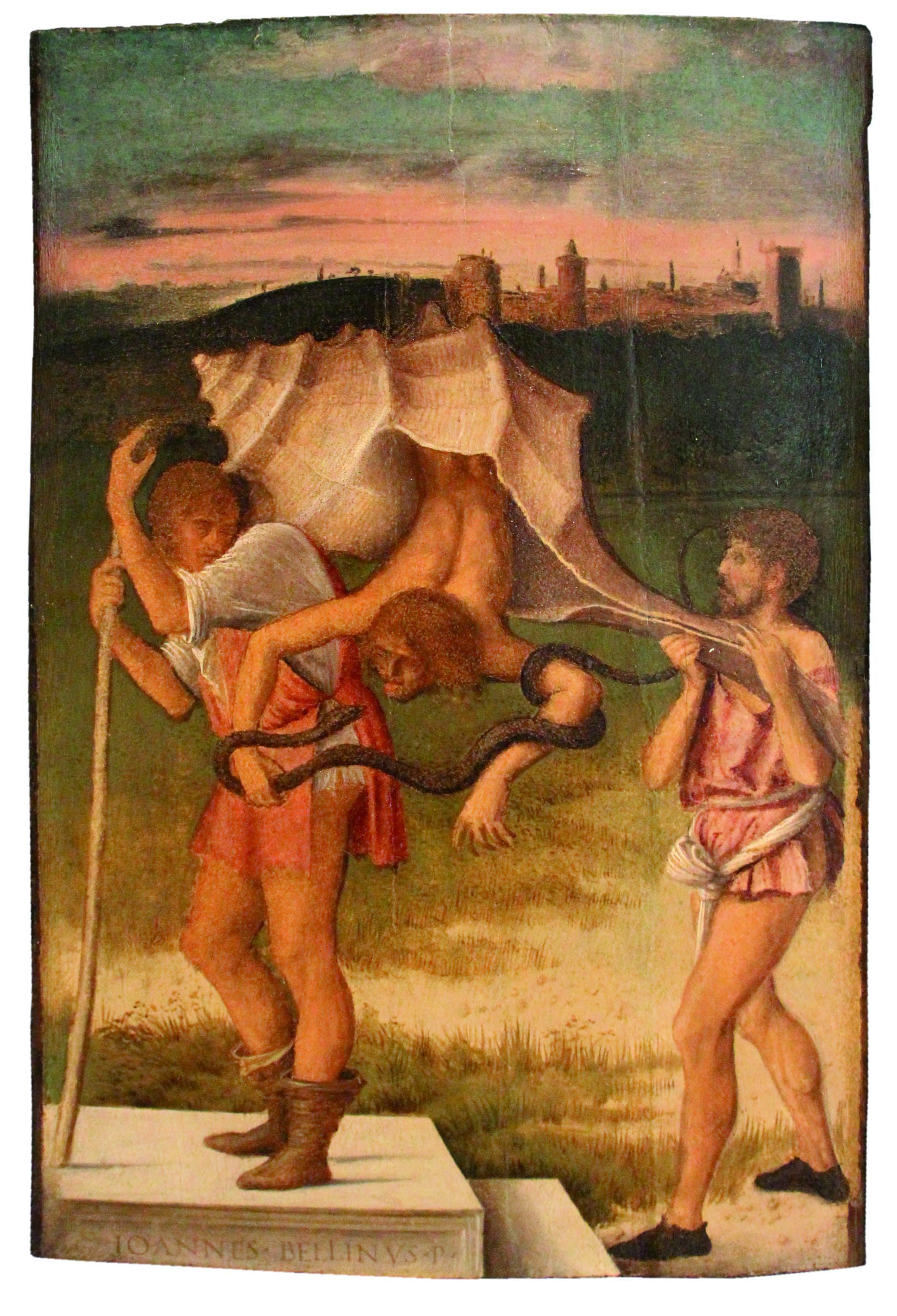 Zwei Männer tragen einen dritten Mann in einem riesigen Schneckenhaus durch eine Landschaft.