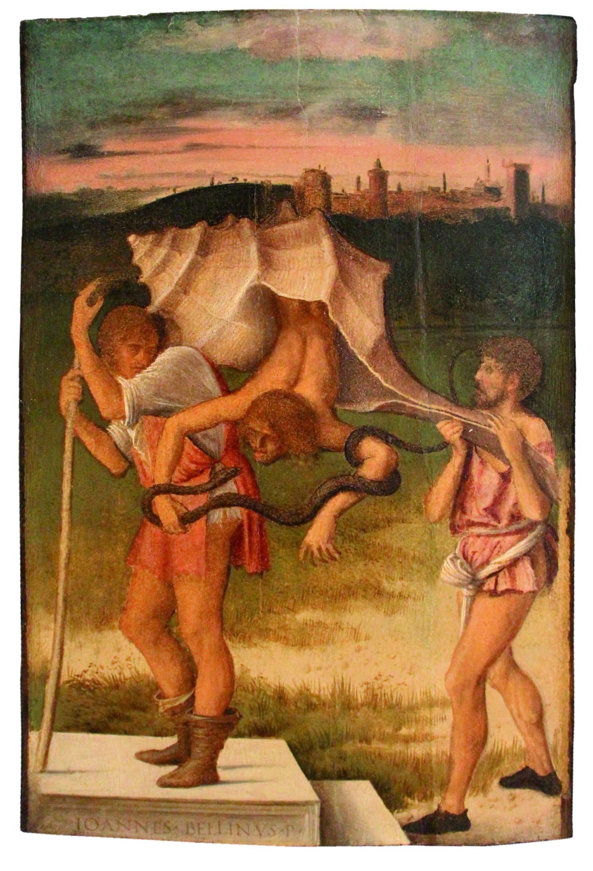 Zwei Männer tragen einen dritten Mann in einem riesigen Schneckenhaus durch eine Landschaft.