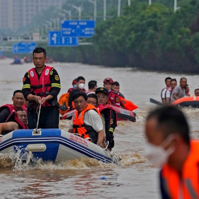 Rettungskräfte bringen Bewohner in der chinesischen Provinz Hebei in Sicherheit. In China ist es zu den stärksten Regenfällen seit 140 Jahren gekommen. Auch die Hauptstadt Peking wurde massiv überflutet.