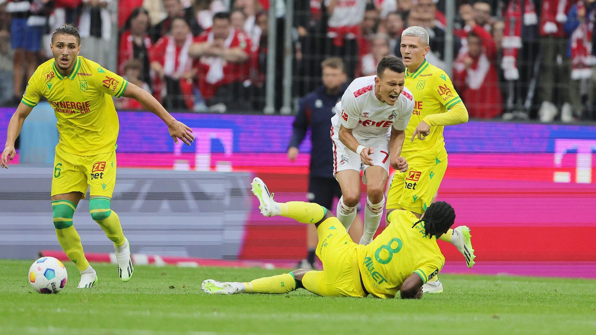 Dejan Ljubicic wird vom einem Spieler des FC Nantes umgegrätscht.