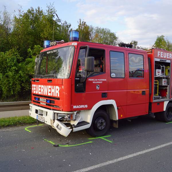 Das Bild zeigt das Feuerwehrfahrzeug, das bei dem Unfall leicht beschädigt worden war.