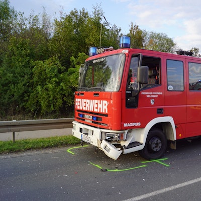 Das Bild zeigt das Feuerwehrfahrzeug, das bei dem Unfall leicht beschädigt worden war.