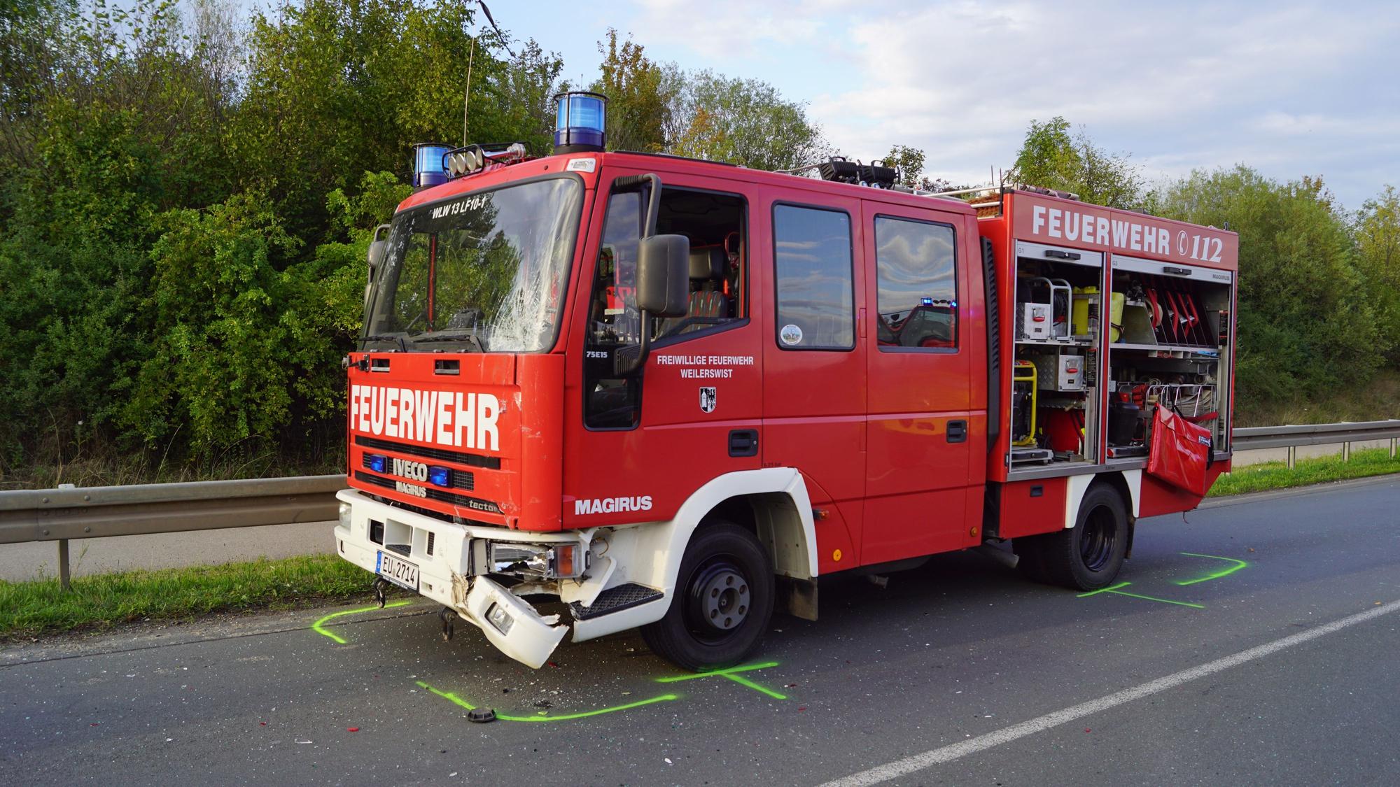 Das Bild zeigt das Feuerwehrfahrzeug, das bei dem Unfall leicht beschädigt worden war.