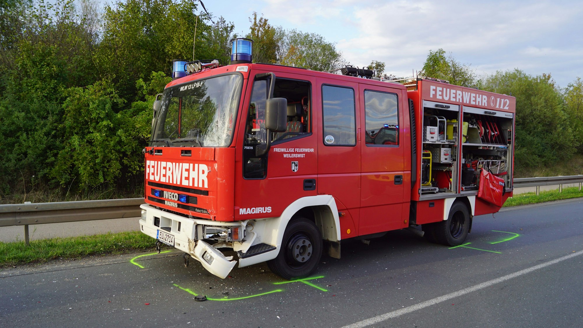 Das Bild zeigt das Feuerwehrfahrzeug, das bei dem Unfall leicht beschädigt worden war.