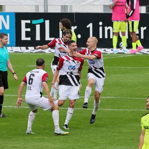 Die Spieler von Viktoria Köln freuen sich über ein Tor und feiern zusammen.