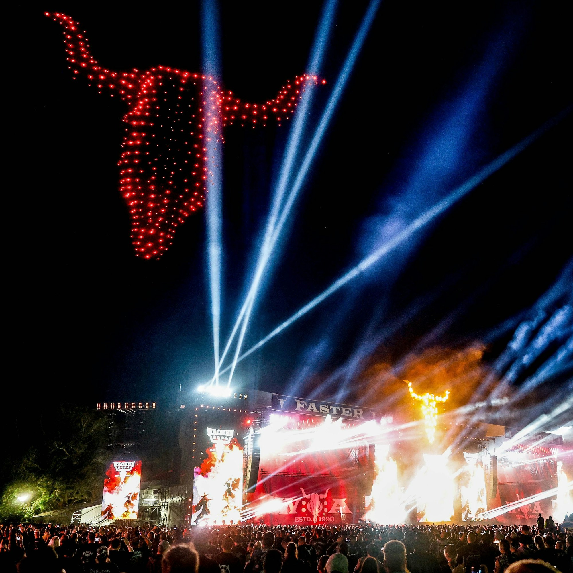 Drohnen formen das Logo des Wacken Open Air in den Himmel über den Hauptbühnen.