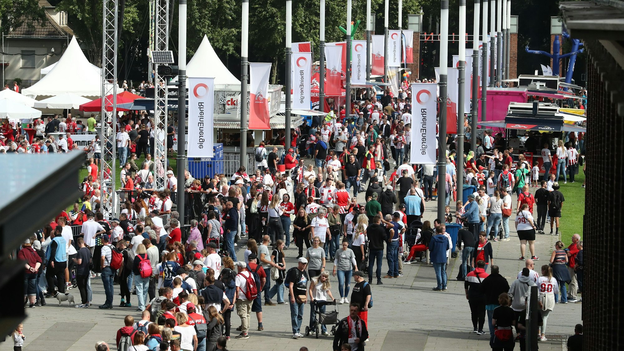1. FC Köln, Saisoneröffnung 2023, Vorwiesen RheinEnergieStadion, Fans standen in langen Schlangen für Autogramme an.