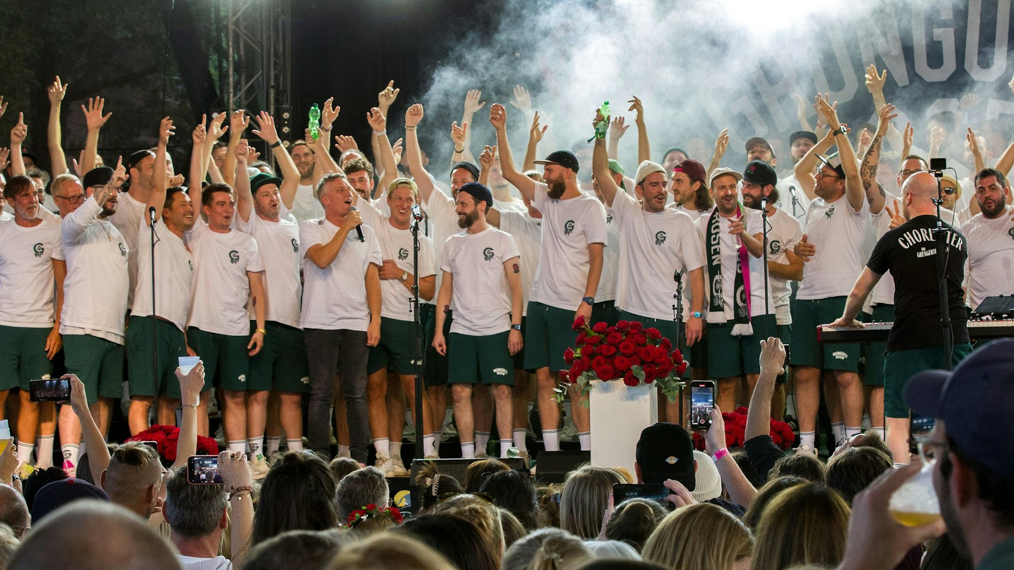 Open-Air-Konzert des Chores "Die Grüngürtelrosen" im Tanzbrunnen mit den Kölschrockern Kasalla als Überraschungsgast.