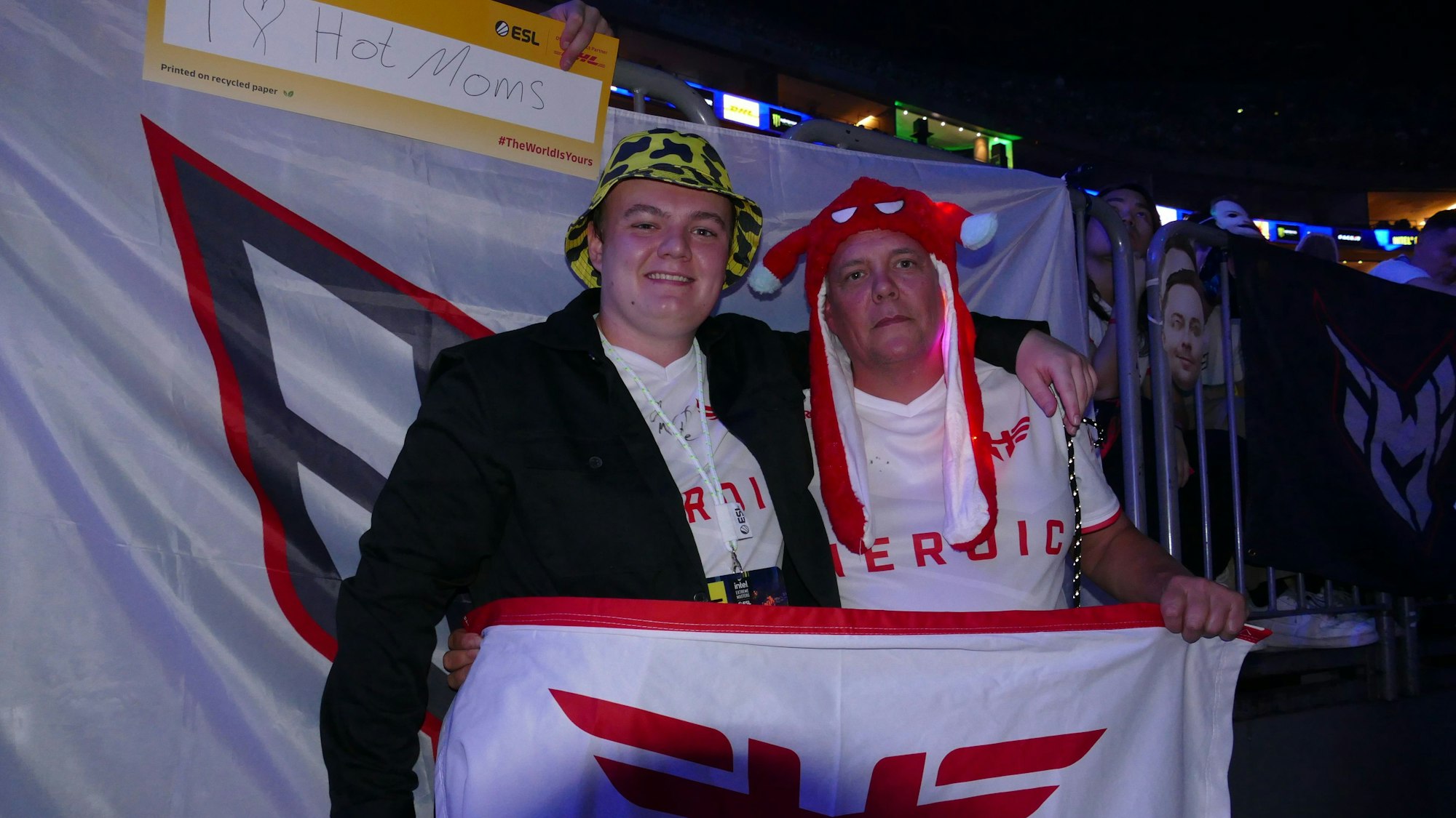 Oliver Finmann und sein Vater Claus aus Dänemark feuern gemeinsam das Team Heroic an, das professionell Counter-Strike spielt.