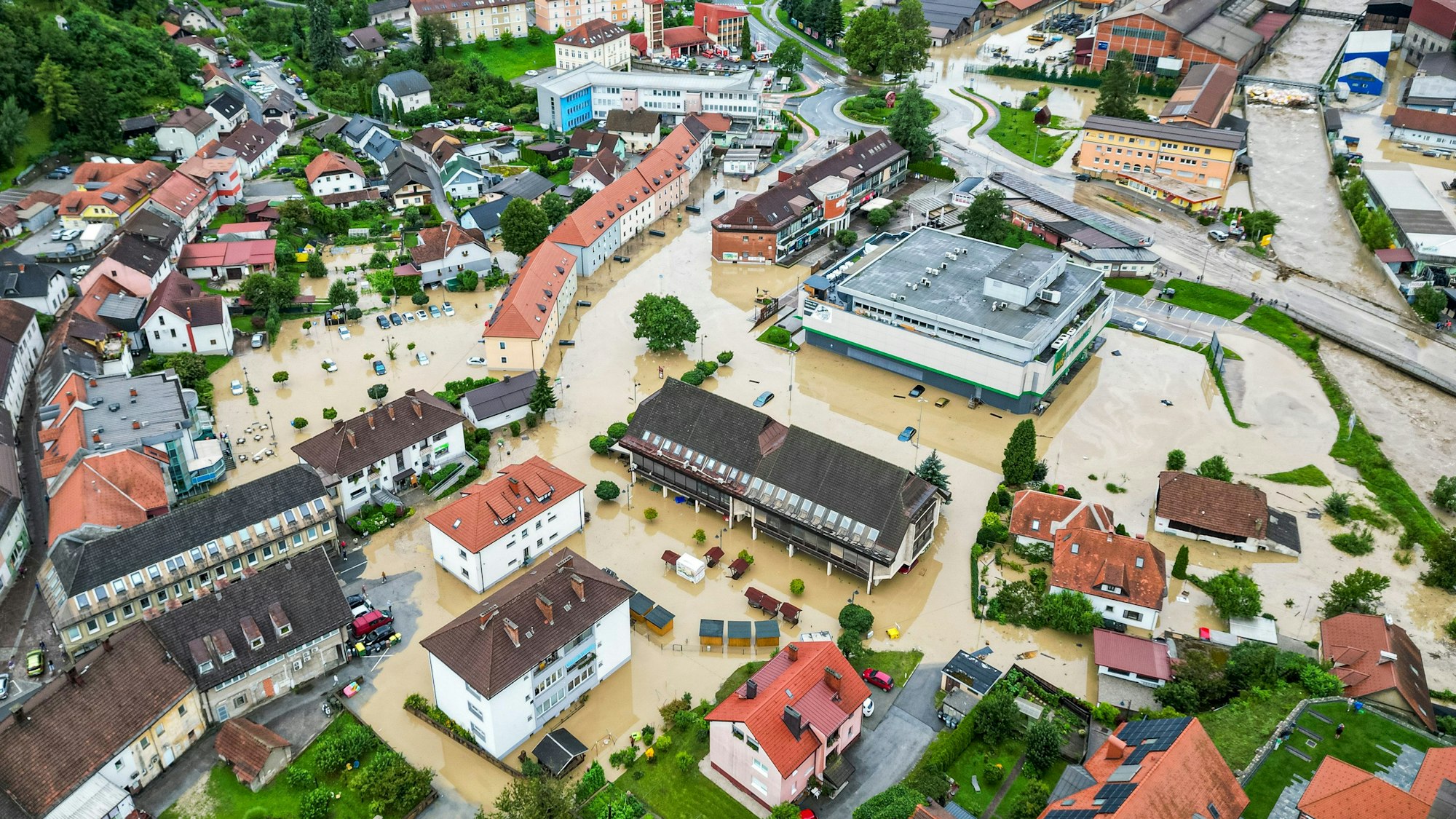 Blick auf ein überschwemmtes Gebiet in Ravne na Koroskem, rund 60 Kilometer nordöstlich von Ljubljana. Starke Regenfälle verursachten in Teilen Sloweniens Sturzfluten und Erdrutsche, die Straßen und Brücken blockierten, Gebäude überfluteten und Evakuierungen erzwangen.